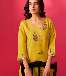 Women Floral Embroidered Kurta with Trousers