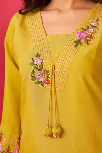 Women Floral Embroidered Kurta with Trousers