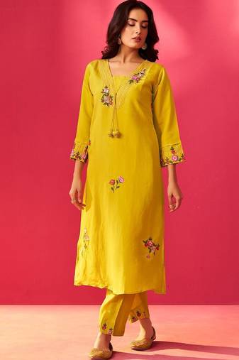 Women Floral Embroidered Kurta with Trousers