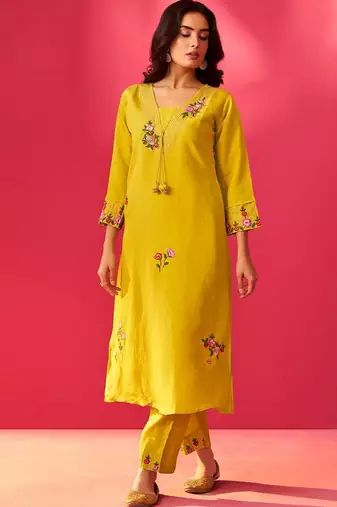Women Floral Embroidered Kurta with Trousers