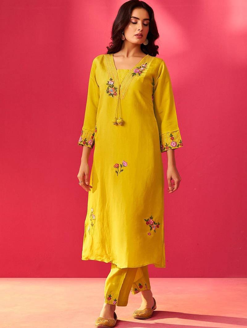 Women Floral Embroidered Kurta with Trousers