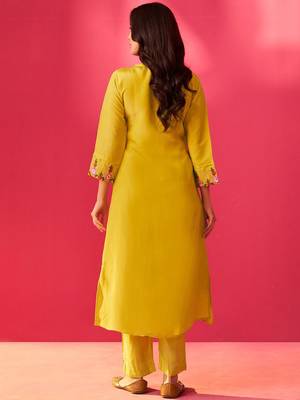 Women Floral Embroidered Kurta with Trousers 4