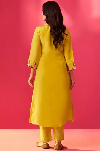 Women Floral Embroidered Kurta with Trousers