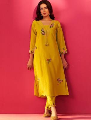 Women Floral Embroidered Kurta with Trousers 5