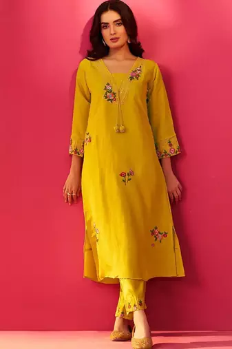 Women Floral Embroidered Kurta with Trousers