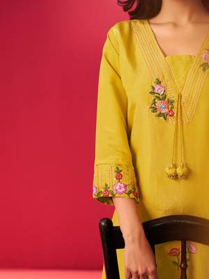 Women Floral Embroidered Kurta with Trousers 6