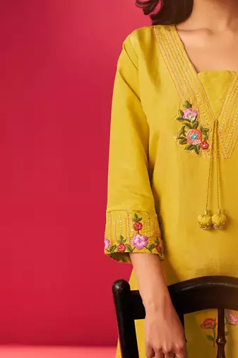 Women Floral Embroidered Kurta with Trousers