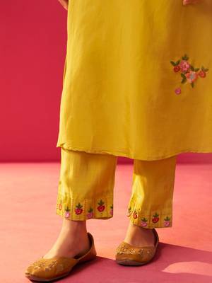 Women Floral Embroidered Kurta with Trousers 7