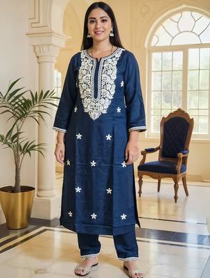 Floral Embroidered Thread Work Straight Kurta With Trousers 1