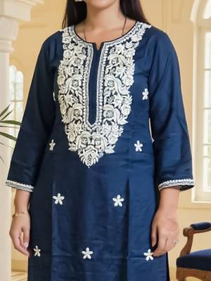 Floral Embroidered Thread Work Straight Kurta With Trousers 3