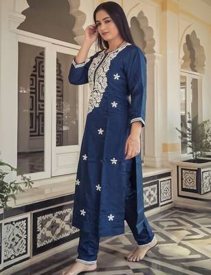 Floral Embroidered Thread Work Straight Kurta With Trousers 4