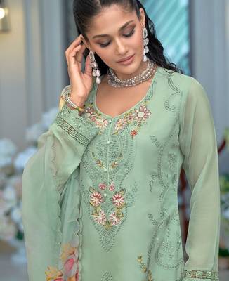 Women Floral Embroidered Thread Work Kurta with Trousers & Dupatta 3