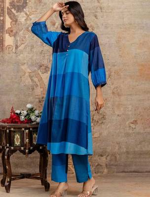 Colourblocked V-Neck A-Line Kurta With Trousers 3
