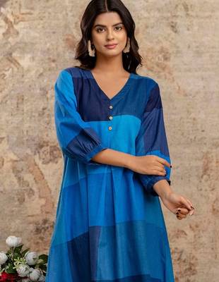 Colourblocked V-Neck A-Line Kurta With Trousers 5