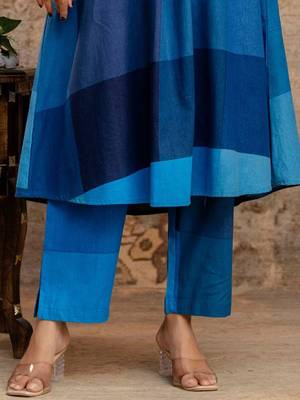 Colourblocked V-Neck A-Line Kurta With Trousers 7