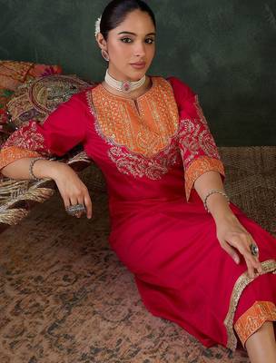 Women Floral Embroidered Kurta with Trousers 2