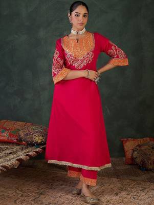 Women Floral Embroidered Kurta with Trousers 1