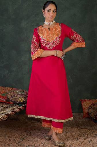 Women Floral Embroidered Kurta with Trousers