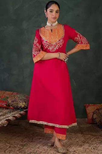 Women Floral Embroidered Kurta with Trousers