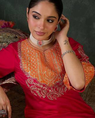 Women Floral Embroidered Kurta with Trousers 3