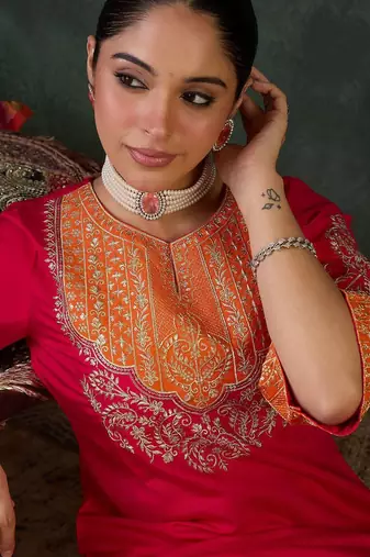 Women Floral Embroidered Kurta with Trousers