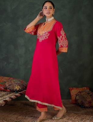 Women Floral Embroidered Kurta with Trousers 4