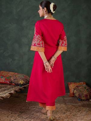 Women Floral Embroidered Kurta with Trousers 5