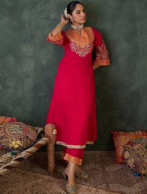 Women Floral Embroidered Kurta with Trousers 6