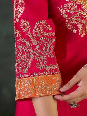 Women Floral Embroidered Kurta with Trousers 7
