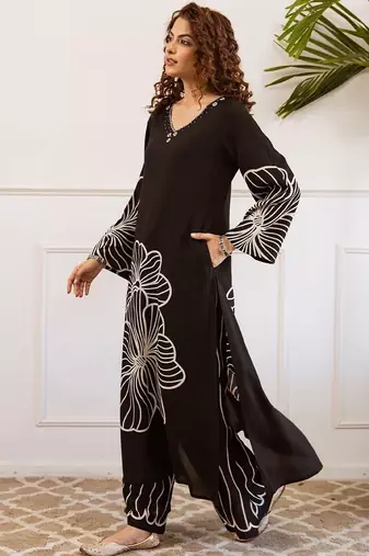 Women Floral Printed Regular Thread Work Kurta with Trousers