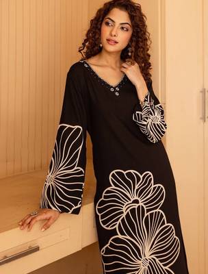 Women Floral Printed Regular Thread Work Kurta with Trousers 7