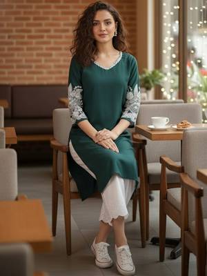Women Ethnic Motifs Embroidered Thread Work Grandeur & Majestic Artwork Kurta 2