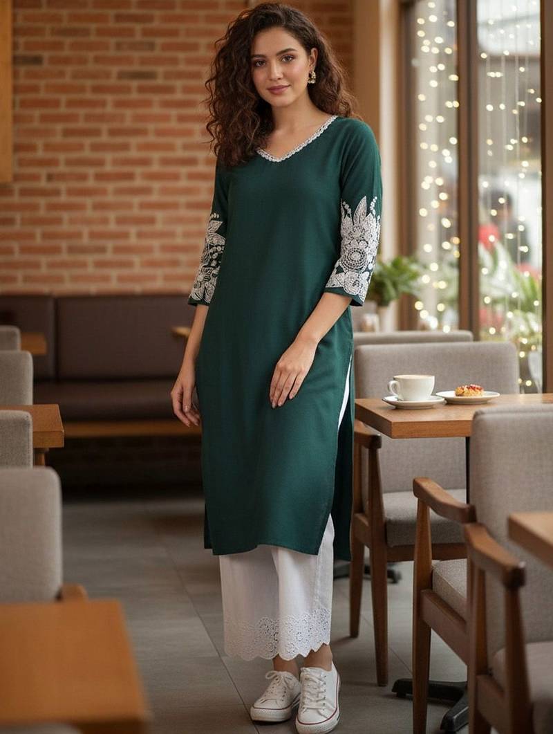 Women Ethnic Motifs Embroidered Thread Work Grandeur & Majestic Artwork Kurta