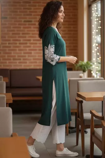 Women Ethnic Motifs Embroidered Thread Work Grandeur & Majestic Artwork Kurta