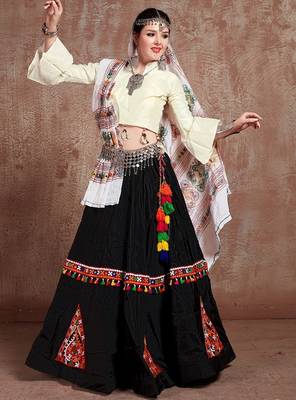 Black Taffeta Silk Gamthi Butta Mirror With Lace Work & Tassel Lace With Printed Gamthi Work Dupatta Chaniya Choli 2