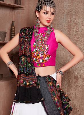 White Twill Gamthi Butta Mirror With Lace Work & Tassel Lace With Printed Gamthi Work Dupatta Chaniya Choli 5