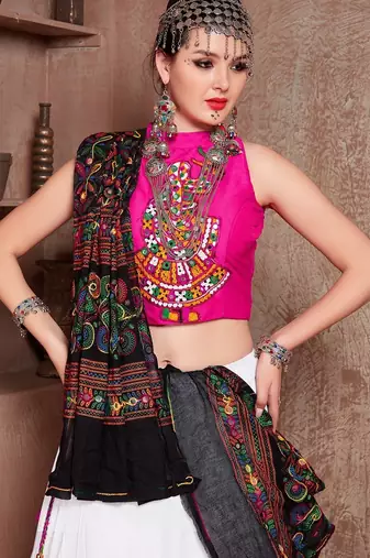 White Twill Gamthi Butta Mirror With Lace Work & Tassel Lace With Printed Gamthi Work Dupatta Chaniya Choli