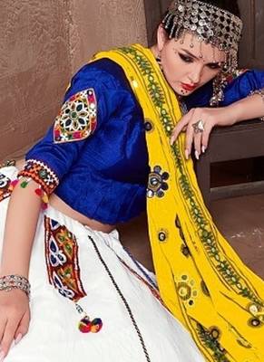 White Twill Gamthi Butta Mirror With Lace Work & Tassel Lace With Printed Gamthi Work Dupatta Chaniya Choli 2