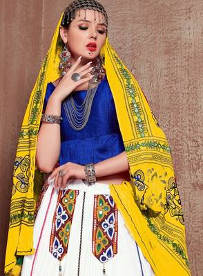 White Twill Gamthi Butta Mirror With Lace Work & Tassel Lace With Printed Gamthi Work Dupatta Chaniya Choli 3