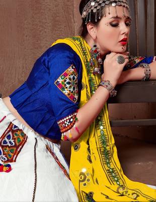 White Twill Gamthi Butta Mirror With Lace Work & Tassel Lace With Printed Gamthi Work Dupatta Chaniya Choli 5