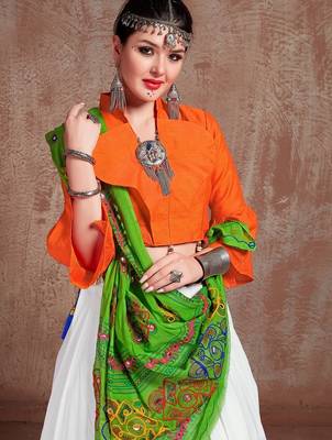 White Twill Gamthi Butta Mirror With Lace Work & Tassel Lace With Printed Gamthi Work Dupatta Chaniya Choli 3