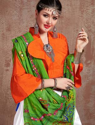 White Twill Gamthi Butta Mirror With Lace Work & Tassel Lace With Printed Gamthi Work Dupatta Chaniya Choli 5
