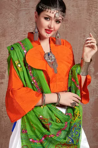 White Twill Gamthi Butta Mirror With Lace Work & Tassel Lace With Printed Gamthi Work Dupatta Chaniya Choli