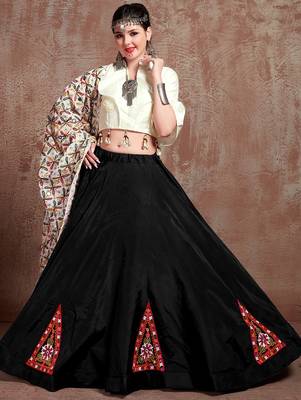 Black Taffeta Silk Gamthi Butta Mirror With Lace Work & Tassel Lace With Printed Gamthi Work Dupatta Chaniya Choli 2