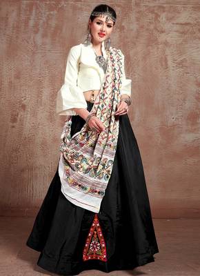 Black Taffeta Silk Gamthi Butta Mirror With Lace Work & Tassel Lace With Printed Gamthi Work Dupatta Chaniya Choli 3