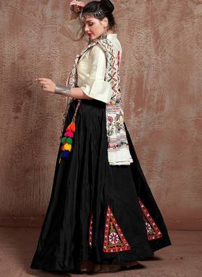 Black Taffeta Silk Gamthi Butta Mirror With Lace Work & Tassel Lace With Printed Gamthi Work Dupatta Chaniya Choli 4