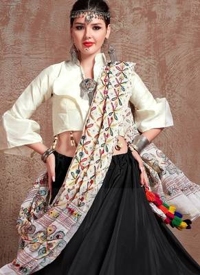 Black Taffeta Silk Gamthi Butta Mirror With Lace Work & Tassel Lace With Printed Gamthi Work Dupatta Chaniya Choli 5