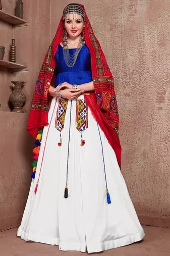 White Twill Gamthi Butta Mirror With Lace Work & Tassel Lace With Printed Gamthi Work Dupatta Chaniya Choli
