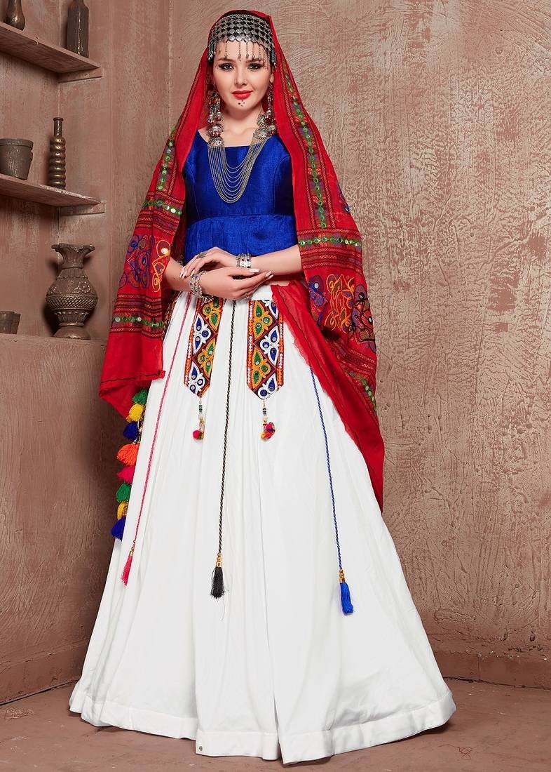 White Twill Gamthi Butta Mirror With Lace Work & Tassel Lace With Printed Gamthi Work Dupatta Chaniya Choli