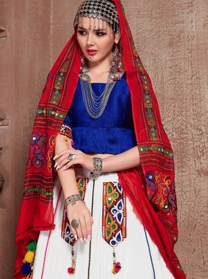 White Twill Gamthi Butta Mirror With Lace Work & Tassel Lace With Printed Gamthi Work Dupatta Chaniya Choli 4